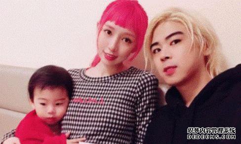 香港男歌手老婆被网页传奇私约去酒店,,曾欠赌债几十万,这回能否捞一